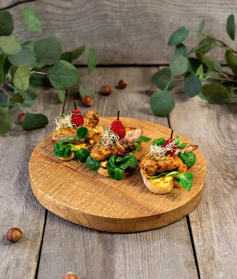 Bruschetta-su-keptu-obuoliu-ir-vistiena