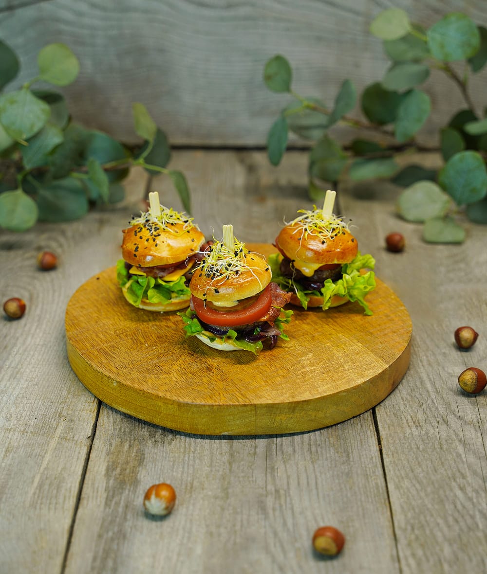 Mini mėsainiai su jautiena ir karamelizuotais svogūnais-1