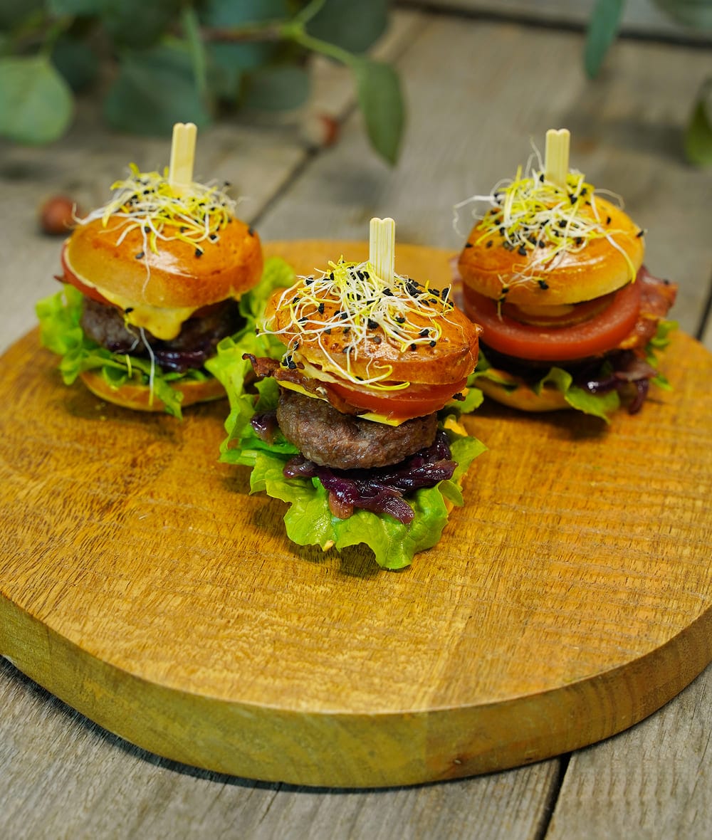 Mini mėsainiai su jautiena ir karamelizuotais svogūnais-2