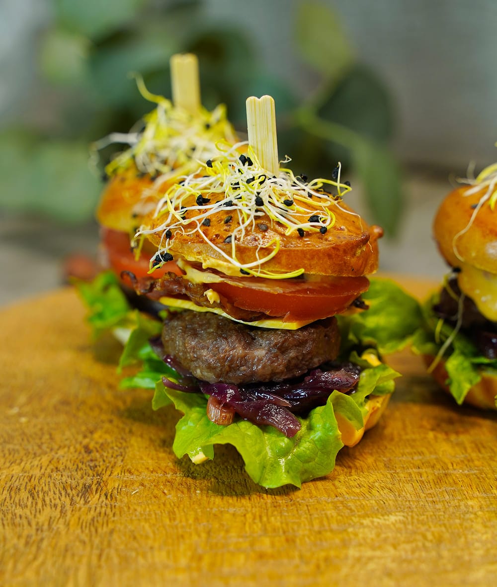 Mini mėsainiai su jautiena ir karamelizuotais svogūnais-4